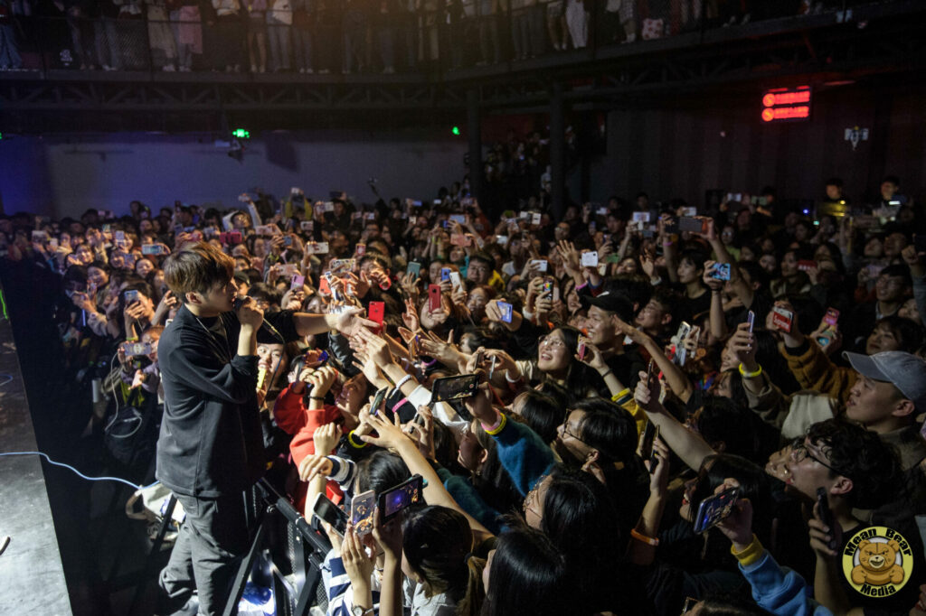 DSC_5947-683x1024 余佳运 playing in Ola Livehouse in Nanjing China 2019